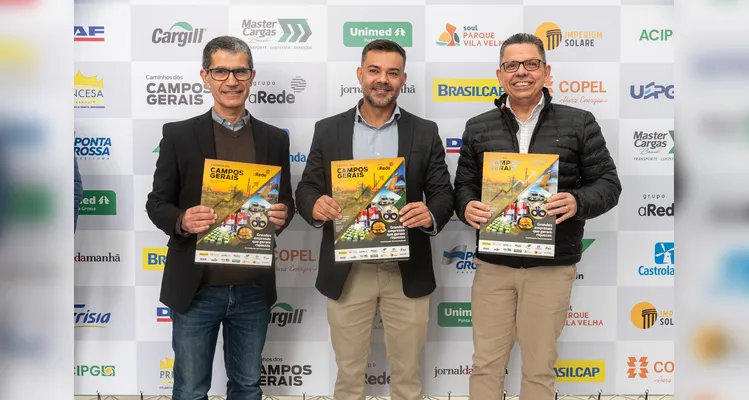 Vice-reitor e reitor da Universidade Estadual de Ponta Grossa (UEPG), Ivo Mottin Demiate e Miguel Sanches Neto.