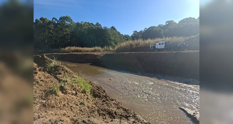 PRVias retira dois caminhões de pneus descartados do Rio Ronda