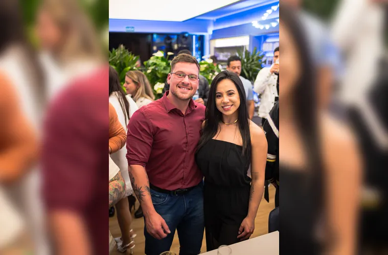 O empresário Hélio Jagielo celebrou na última quarta-feira (3) mais um ano de vida, reunindo carinho e boas vibrações. À frente da Giga Safra Comércio de Sementes e Defensivos e da Giga Suplementos, ele segue construindo uma trajetória marcada por visão e constância. No registro, posa ao lado de sua namorada, Cristina Vieira, em um momento de afeto e celebração. Da Coluna RC, os votos de um ciclo leve, próspero e iluminado.