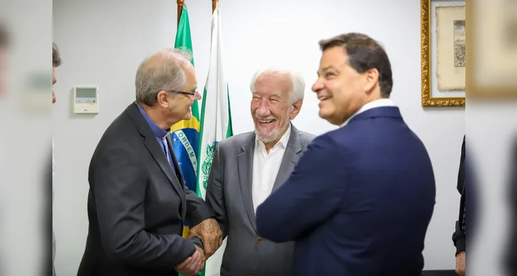 Bispo Dom Bruno Elizeu Versari visita sede do governo do Paraná