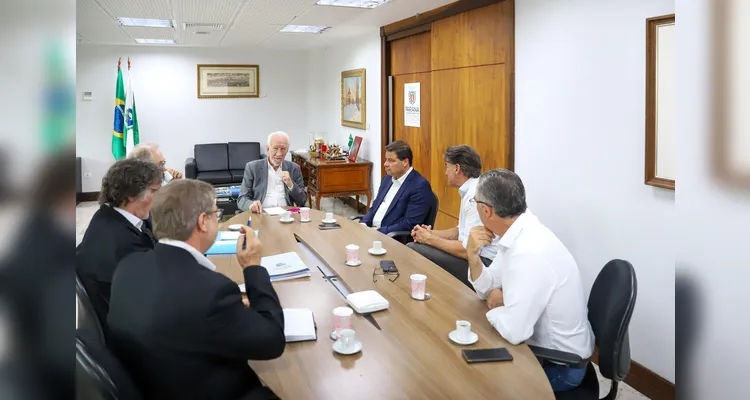 Bispo Dom Bruno Elizeu Versari visita sede do governo do Paraná