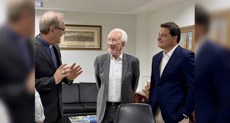 Bispo Dom Bruno Elizeu Versari visita sede do governo do Paraná