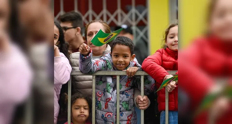 Ponta-grossenses lotaram a Avenida Vicente Machado para celebrar o 7 de setembro.