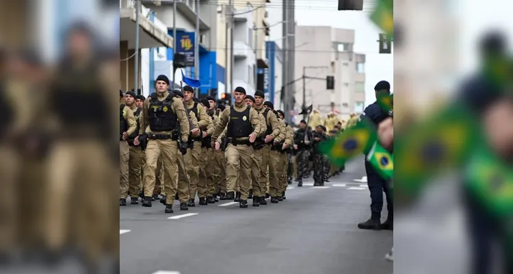 Neste ano, o Desfile Cívico-Militar também contou com a marcante presença do Comando da 5ª Brigada de Cavalaria Blindada e demais forças militares.