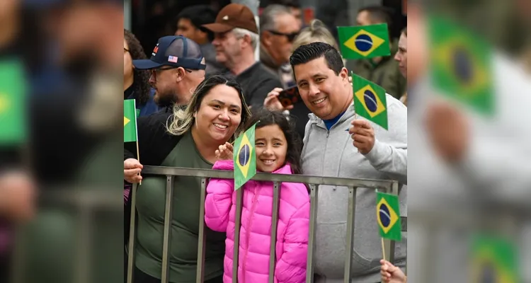 Ponta-grossenses lotaram a Avenida Vicente Machado para celebrar o 7 de setembro.