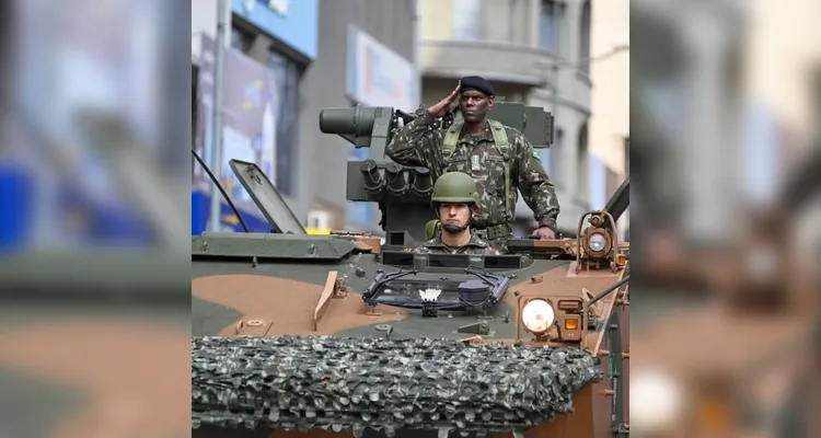 Neste ano, o Desfile Cívico-Militar também contou com a marcante presença do Comando da 5ª Brigada de Cavalaria Blindada e demais forças militares.