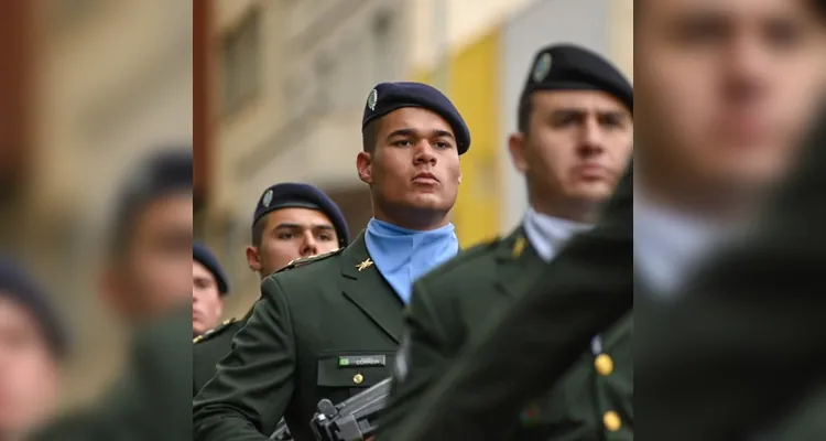 Neste ano, o Desfile Cívico-Militar também contou com a marcante presença do Comando da 5ª Brigada de Cavalaria Blindada e demais forças militares.