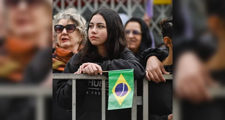 Ponta-grossenses lotaram a Avenida Vicente Machado para celebrar o 7 de setembro.