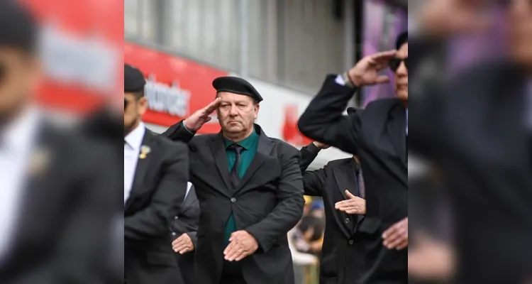 Neste ano, o Desfile Cívico-Militar também contou com a marcante presença do Comando da 5ª Brigada de Cavalaria Blindada e demais forças militares.