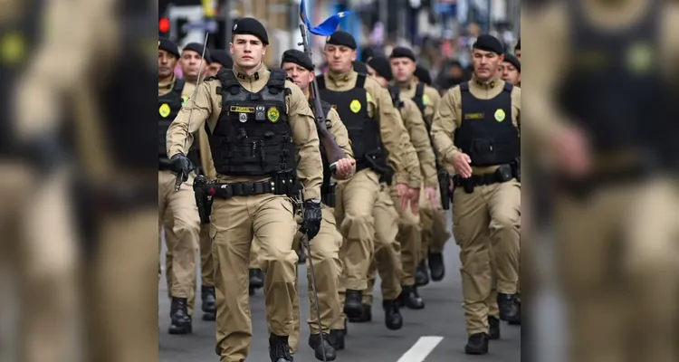 Neste ano, o Desfile Cívico-Militar também contou com a marcante presença do Comando da 5ª Brigada de Cavalaria Blindada e demais forças militares.