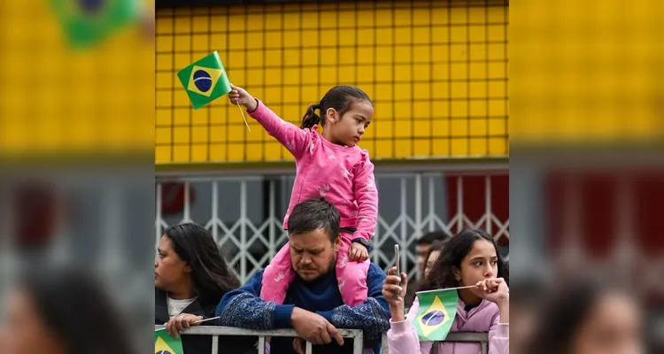Ponta-grossenses lotaram a Avenida Vicente Machado para celebrar o 7 de setembro.