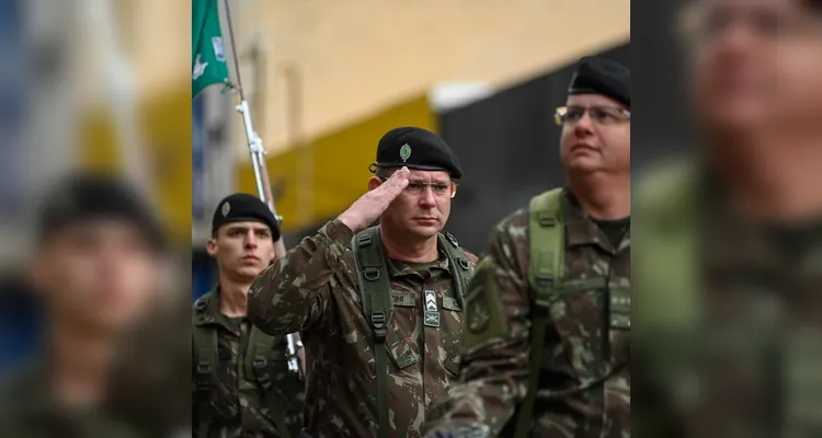 Neste ano, o Desfile Cívico-Militar também contou com a marcante presença do Comando da 5ª Brigada de Cavalaria Blindada e demais forças militares.