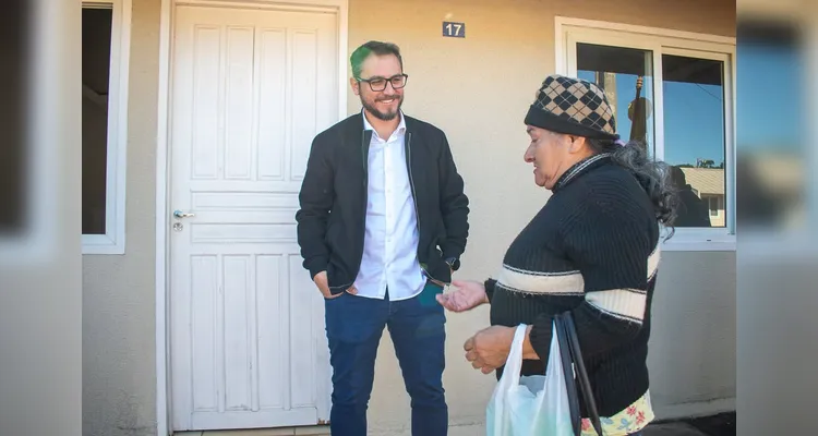 Douglas Modesto esteve ao lado da população para entregar as moradias.