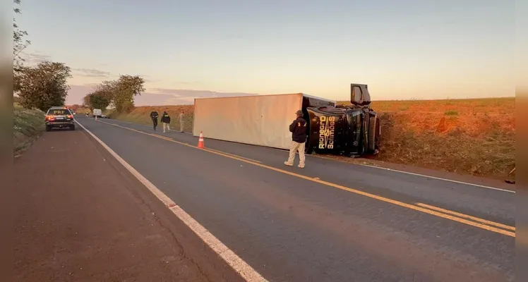 Caminhão da dupla Rio Negro & Solimões colide com carro na BR-369