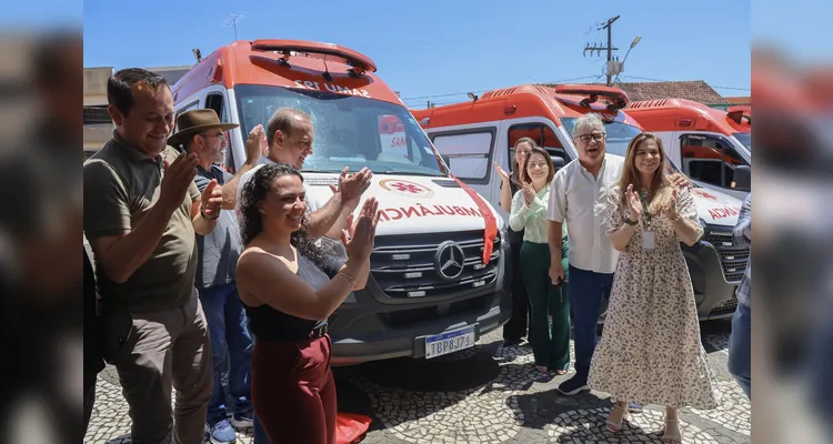 Lideranças municipais e estaduais acompanharam a entrega das ambulâncias.