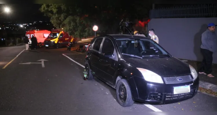 Acidente envolvendo moto e carro deixa homem ferido em PG