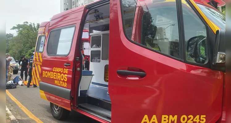 Motociclista tem fratura exposta na tíbia após colisão no Centro de PG