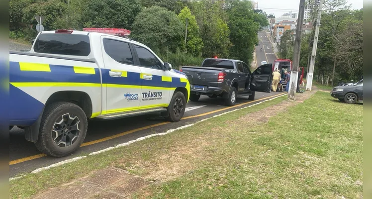 Motociclista tem fratura exposta na tíbia após colisão no Centro de PG