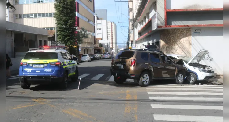 Veja fotos de acidente que deixou vítima enclausurada em PG
