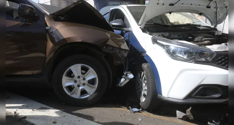Veja fotos de acidente que deixou motorista enclausurado em carro em PG