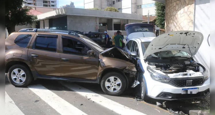 Veja fotos de acidente que deixou vítima enclausurada em PG