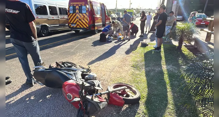 Motociclista é encaminhado ao hospital após colisão frontal em PG