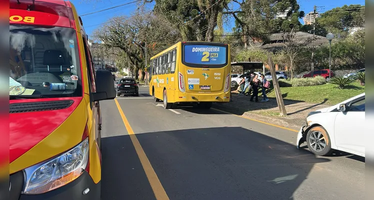 Veículo e ônibus colidem em ponto de embarque de passageiros em PG