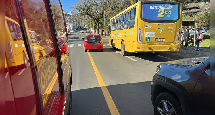 Veículo e ônibus colidem em ponto de embarque de passageiros em PG