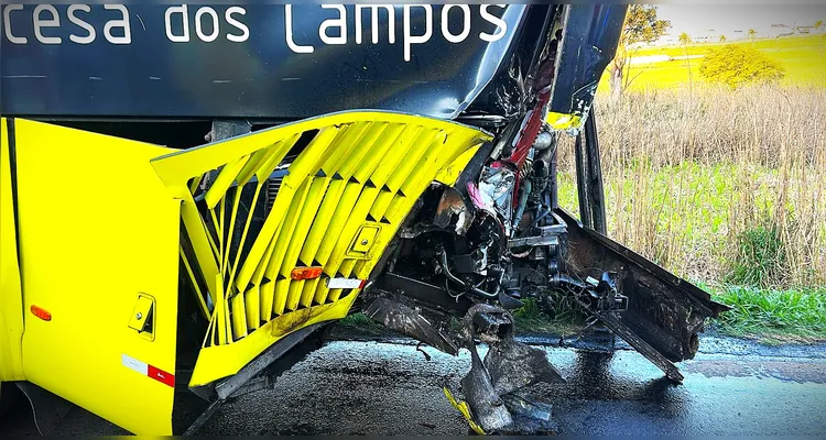 Fotos revelam detalhes de grave acidente na BR-376 em PG