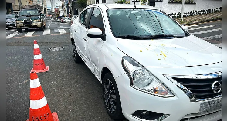 Acidente no Centro de Ponta Grossa deixa motociclista ferido