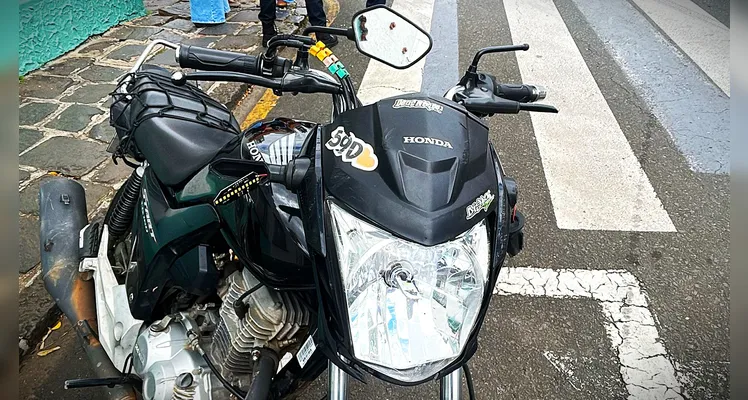Acidente no Centro de Ponta Grossa deixa motociclista ferido