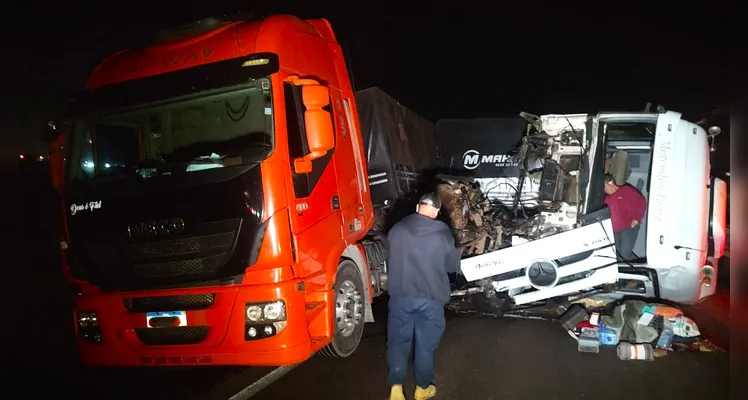 Filho e pai saem ilesos após acidente destruir cabine de caminhão em Ponta Grossa