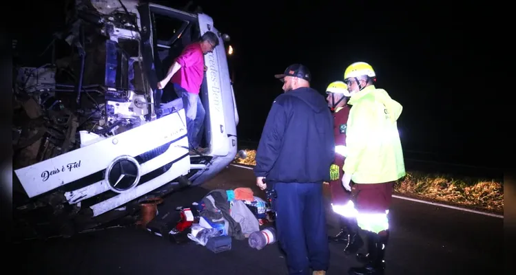 Filho e pai saem ilesos após acidente destruir cabine de caminhão em Ponta Grossa