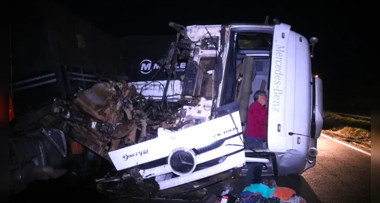 Filho e pai saem ilesos após acidente destruir cabine de caminhão em Ponta Grossa