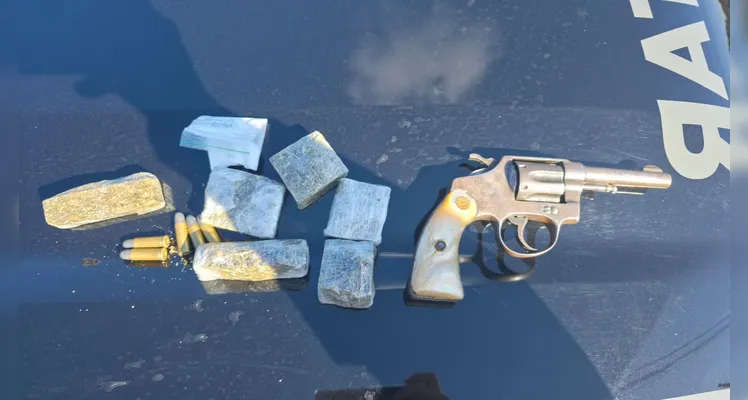 Drogas e arma apreendidas