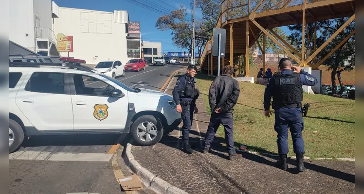 Homens em situação de rua ‘saem na porrada’ por bebida em PG