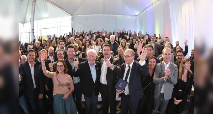 Autoridades do Paraná celebram apresentação de projeto arquitetônico.