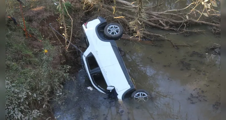 Carro ficou submerso em rio
