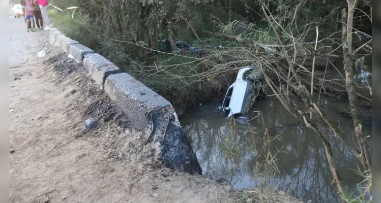 Casal morre após caminhonete despencar de ponte em Ipiranga