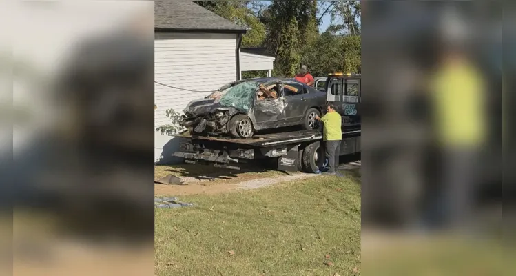 Carro cai em telhado de casa e atravessa quarto nos EUA; veja imagens