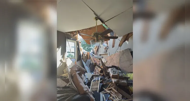 Carro cai em telhado de casa e atravessa quarto nos EUA; veja imagens