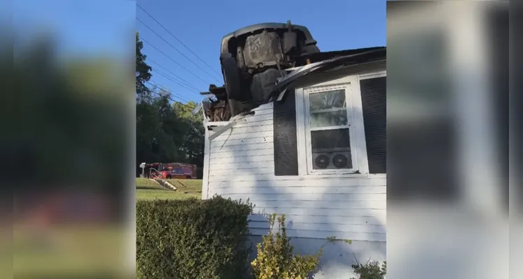 Carro cai em telhado de casa e atravessa quarto nos EUA; veja imagens