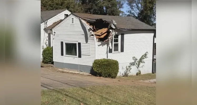 Carro cai em telhado de casa e atravessa quarto nos EUA; veja imagens