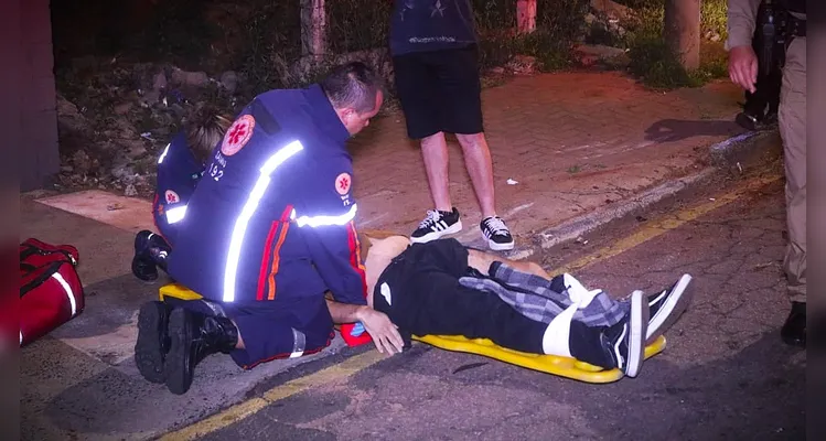 Homem diz ser atropelado, PM descobre blefe e rapaz acaba no hospital em PG