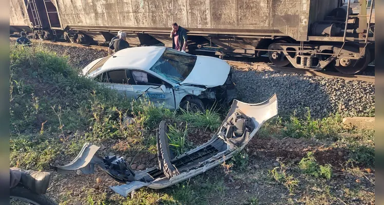 Homem sofre mal súbito após acidente entre carro e trem em PG