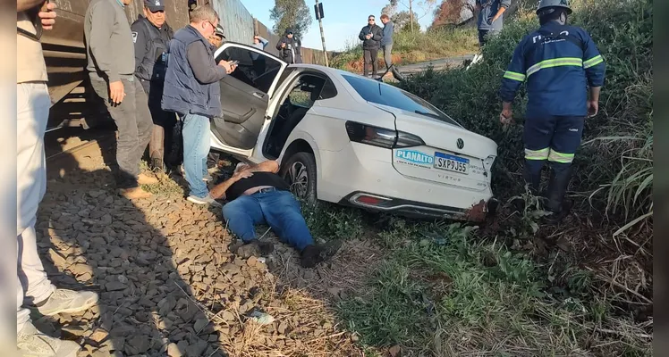 Homem sofre mal súbito após acidente entre carro e trem em PG