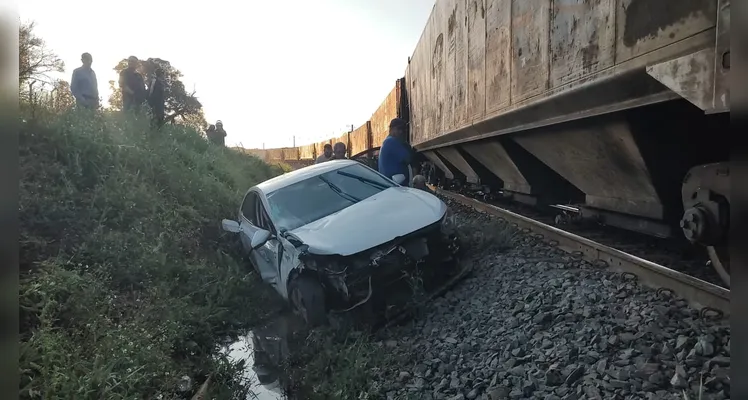Homem sofre mal súbito após acidente entre carro e trem em PG