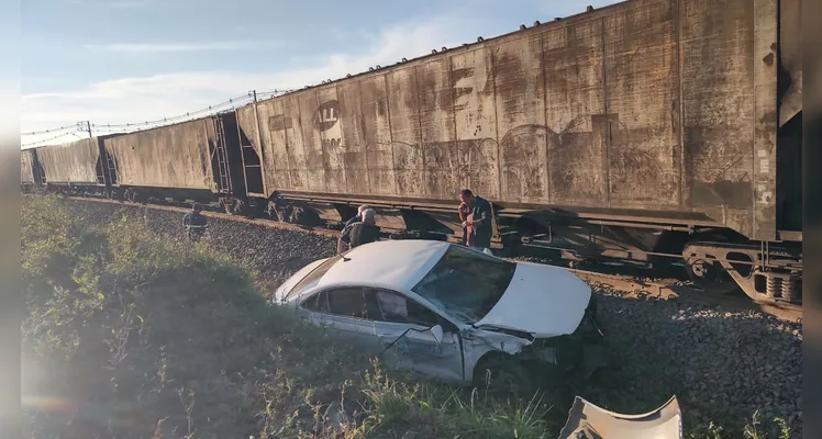 Homem sofre mal súbito após acidente entre carro e trem em PG