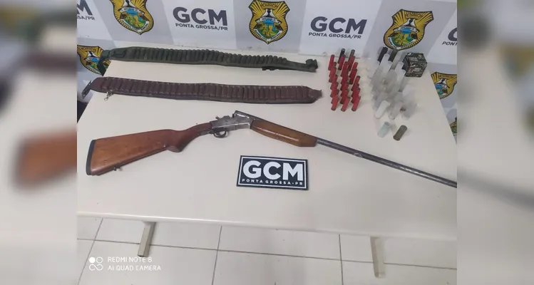 Denúncia de mãe revela que jovem armazenava arma em casa em PG