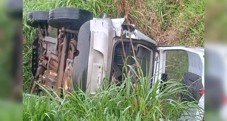 Perigo! Veículo tomba após ser fechado por caminhão na BR-376 em PG